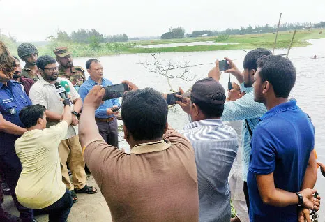 রামগতিতে ভুলুয়া নদীর পানি বদ্ধতা বাঁধ অপসারণ
