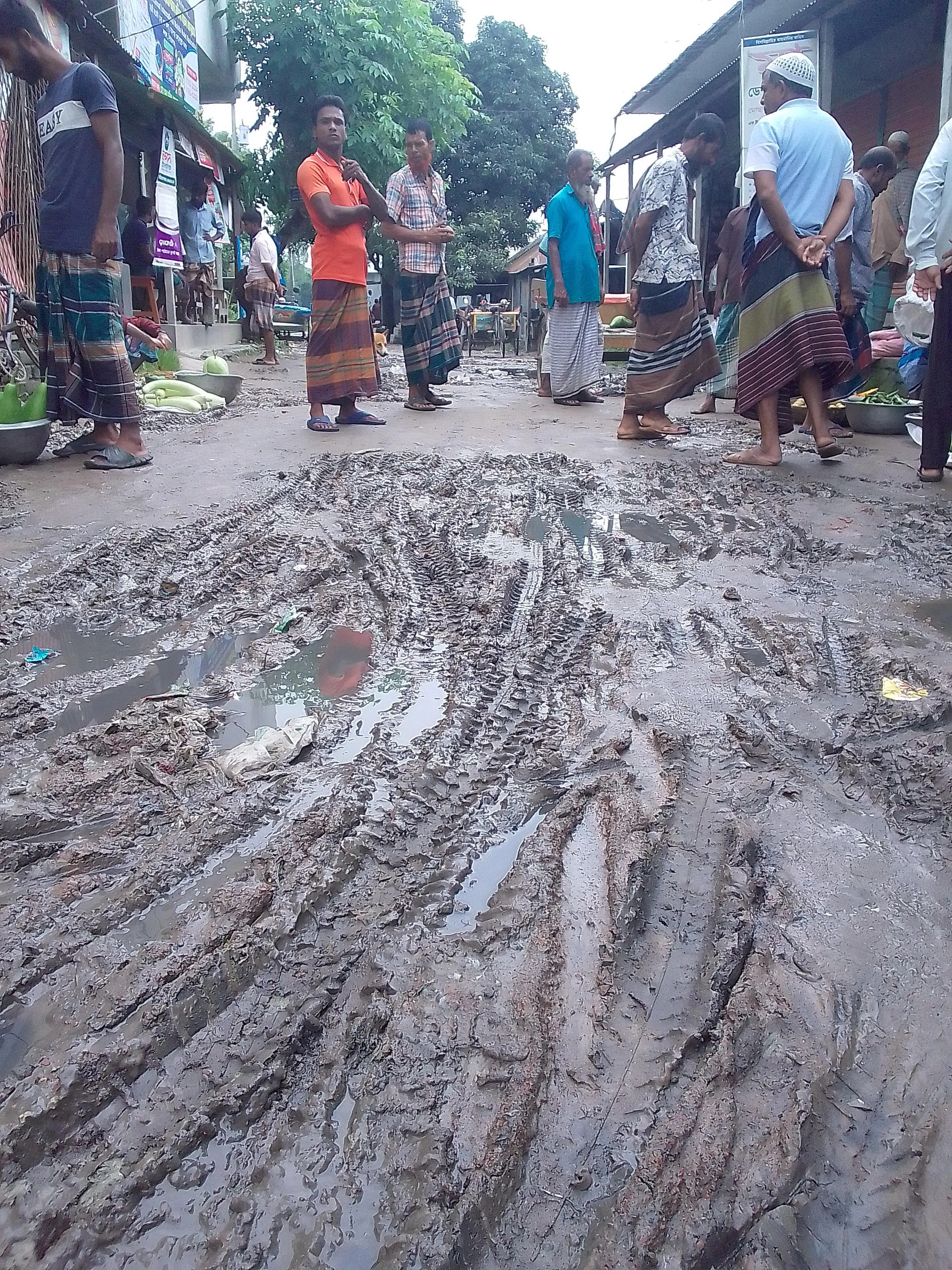 সলঙ্গায় দেড় কিলোমিটার রাস্তা কাদাপানিতে একাকার অসহনীয় দুর্ভোগে লাখো মানুষ