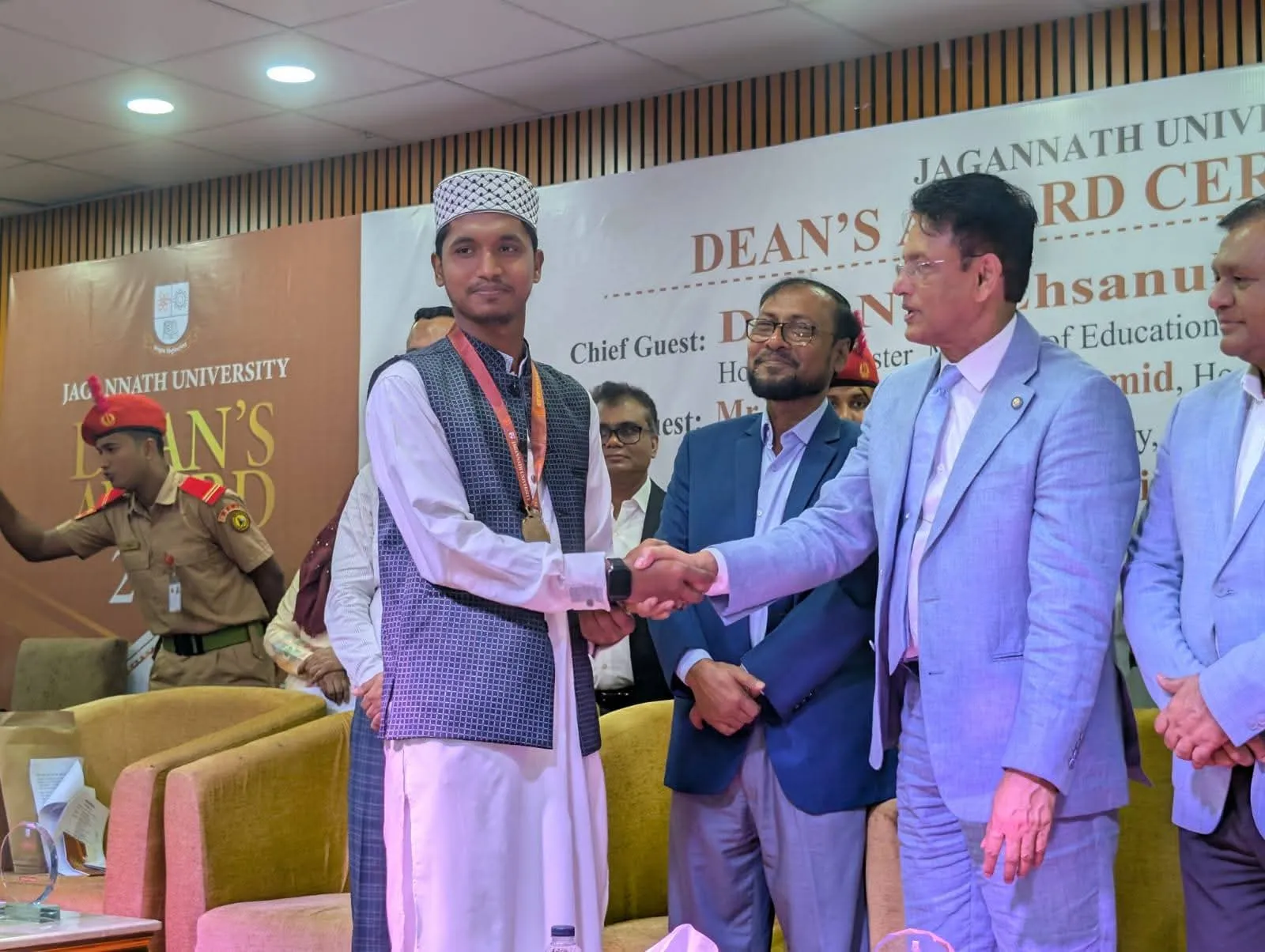 সম্মানসূচক ডিন'স অ্যাওয়ার্ড পেলেন জবি শিবির নেতা আরিফুল ইসলাম