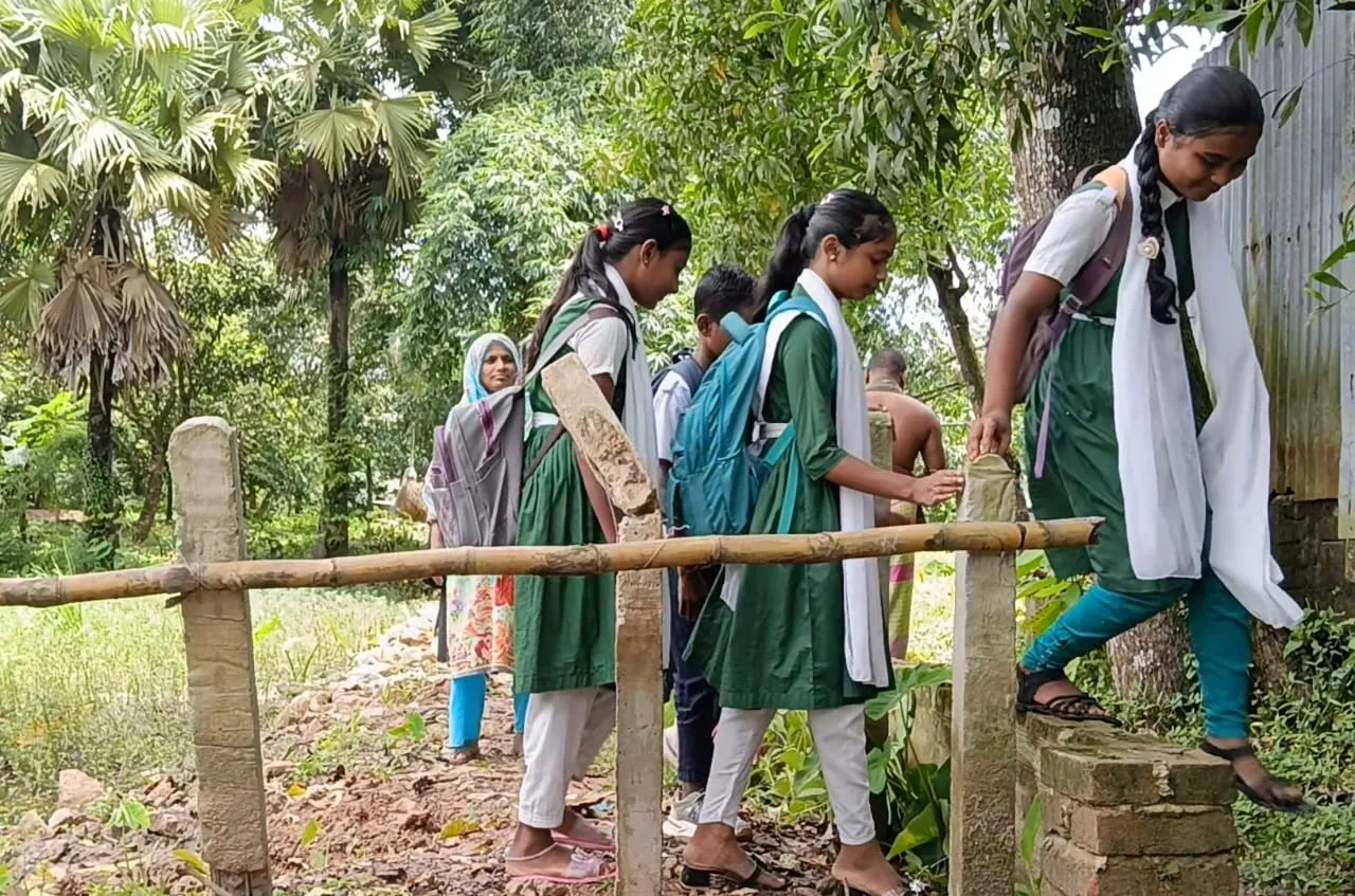 প্রতিবন্ধকতায় অবরুদ্ধ শতাধিক পরিবারের চলাচল