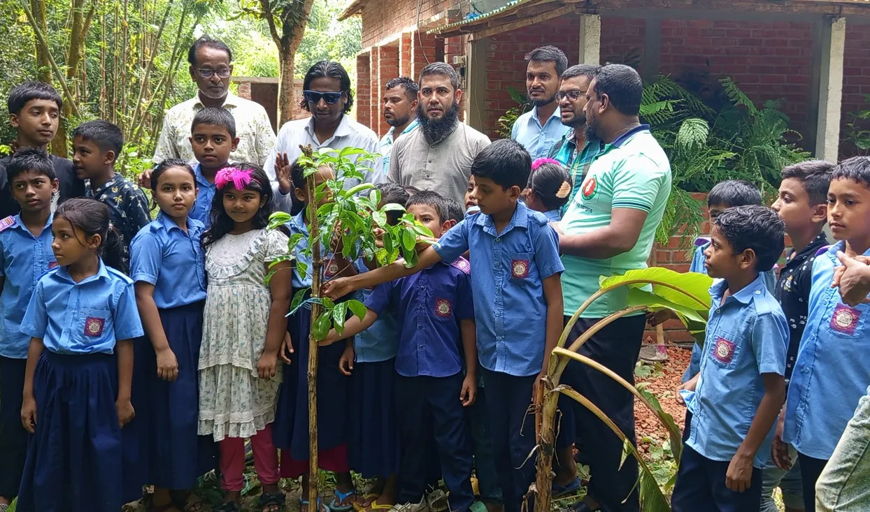 শ্রীপুরে শিশুদের নিয়ে সবুজ অভিযানে কলম্বিয়া ওয়াশিং প্লান্ট