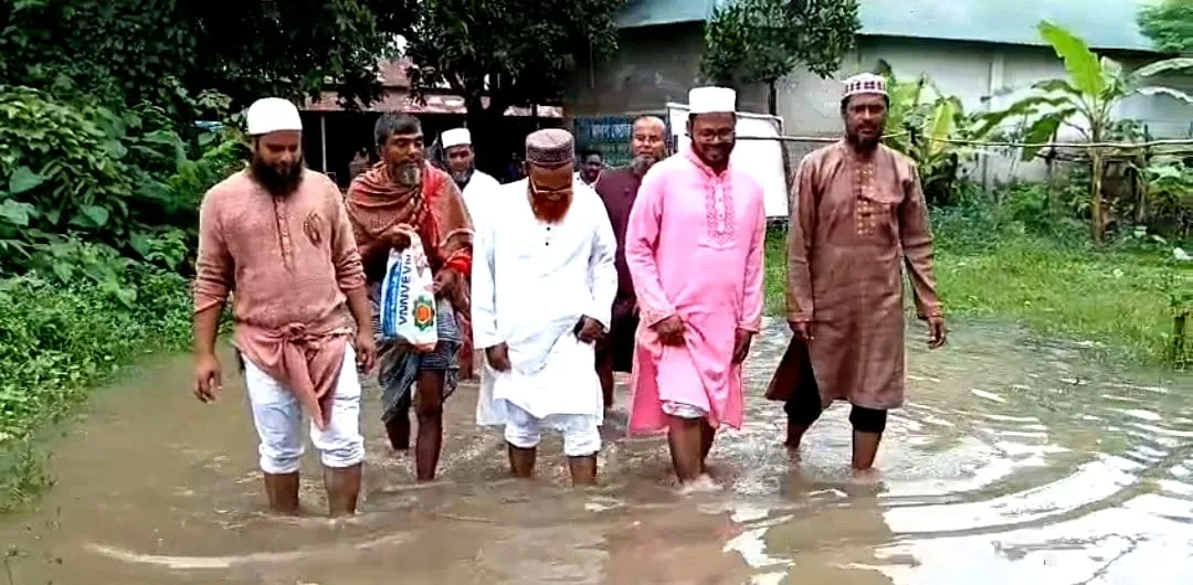 শ্রীপুরে জলাবদ্ধ মানুষের পাশে জামায়াত নেতারা