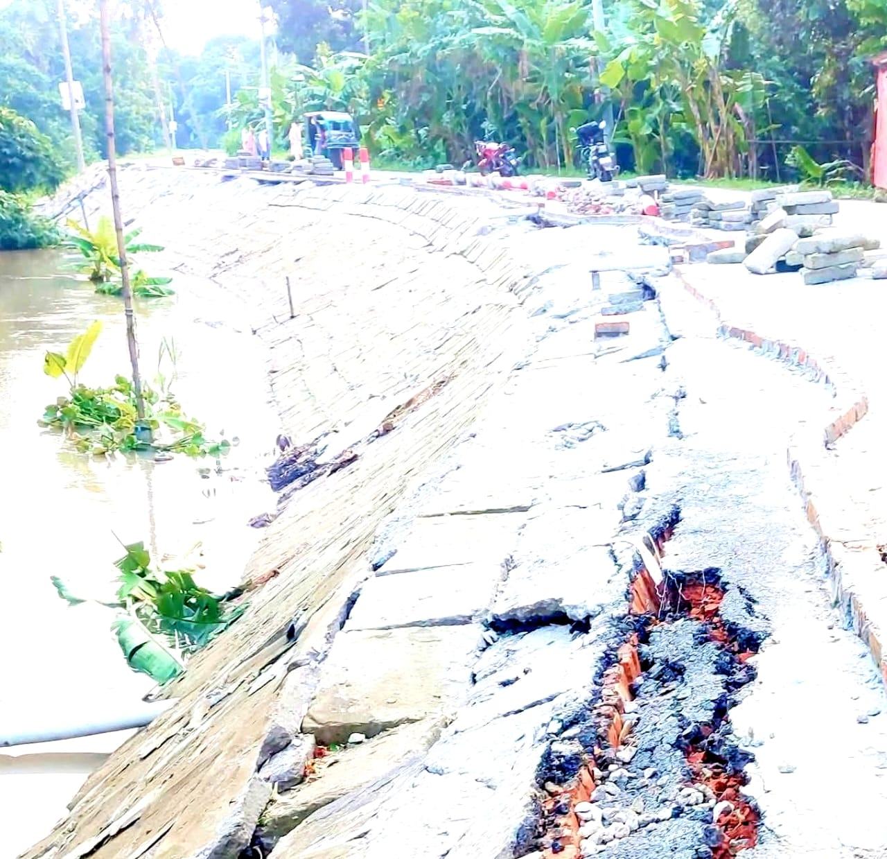শেষ হতে লাগল পাঁচ বছর, টিকল না পাঁচ মাস-শ্রীপুরে ধসে পড়ছে নতুন সড়ক