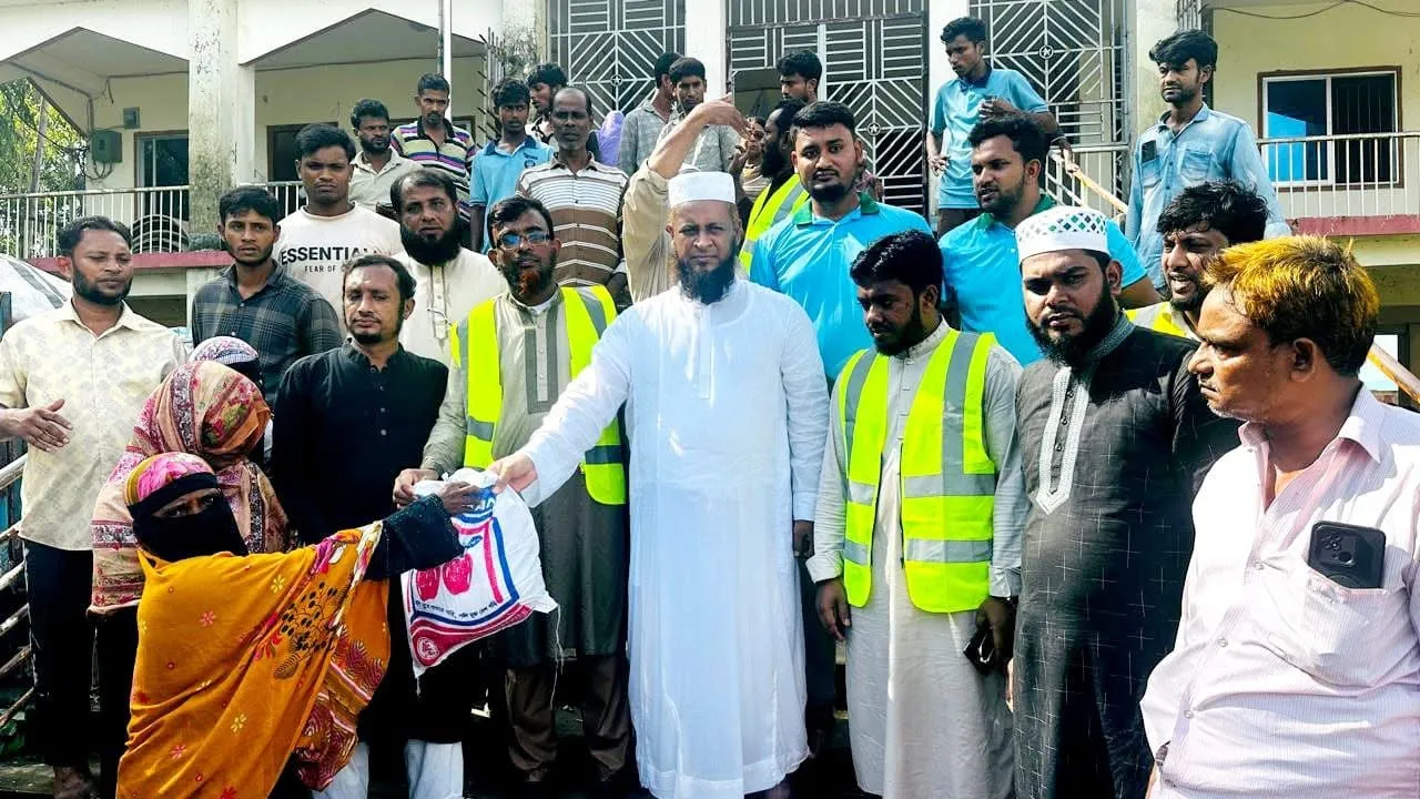 সাতকানিয়া বন্যাদুর্গত ১ হাজার পরিবারের মাঝে ফেনী জেলা জামায়াতের ত্রাণসামগ্রী বিতরণ