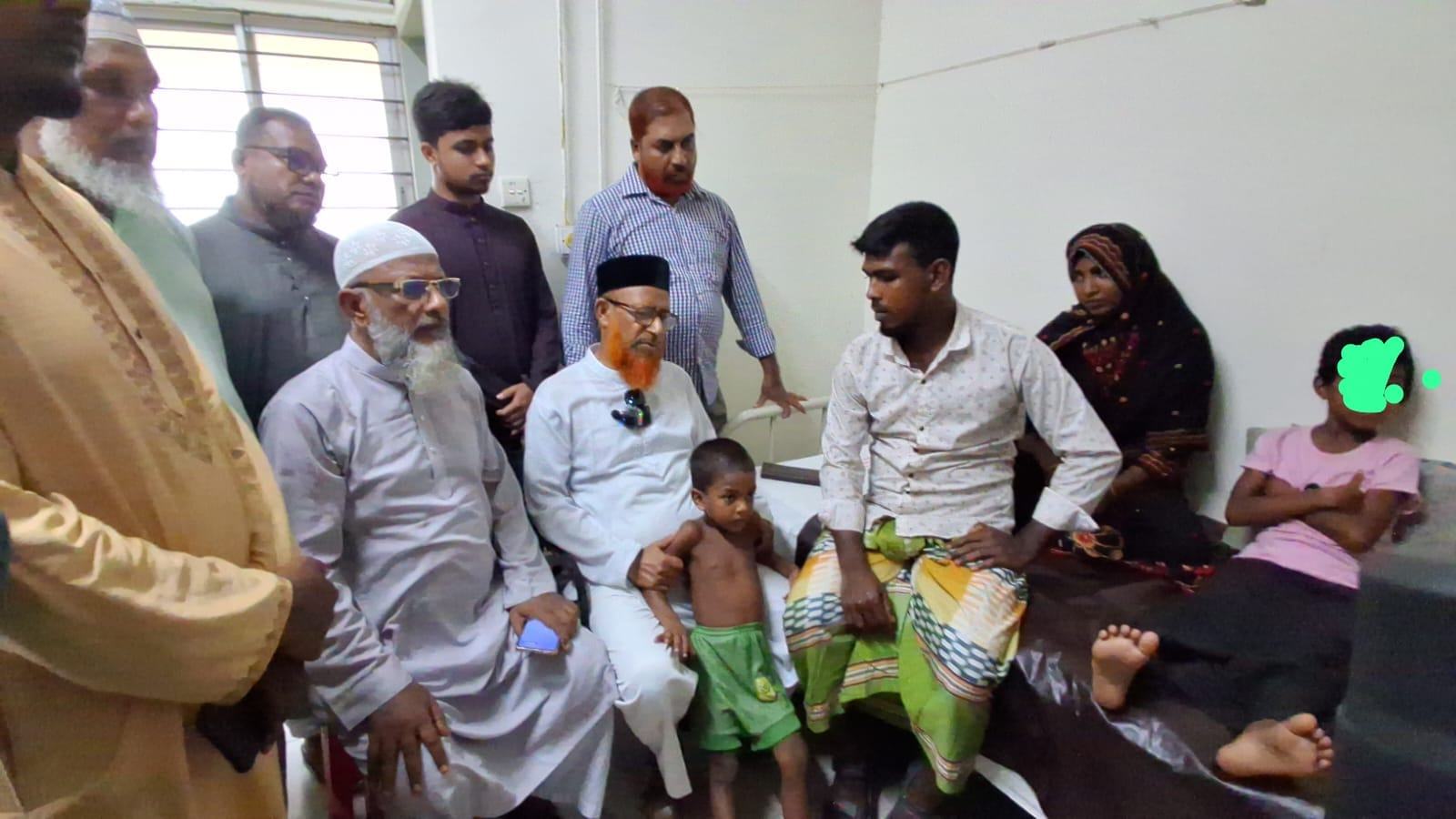 সাতক্ষীরা মেডিকেলে ধর্ষণের শিকার শিশুকে দেখতে গেলেন জামায়াতের জেলা আমীর শহিদুল ইসলাম মুকুল
