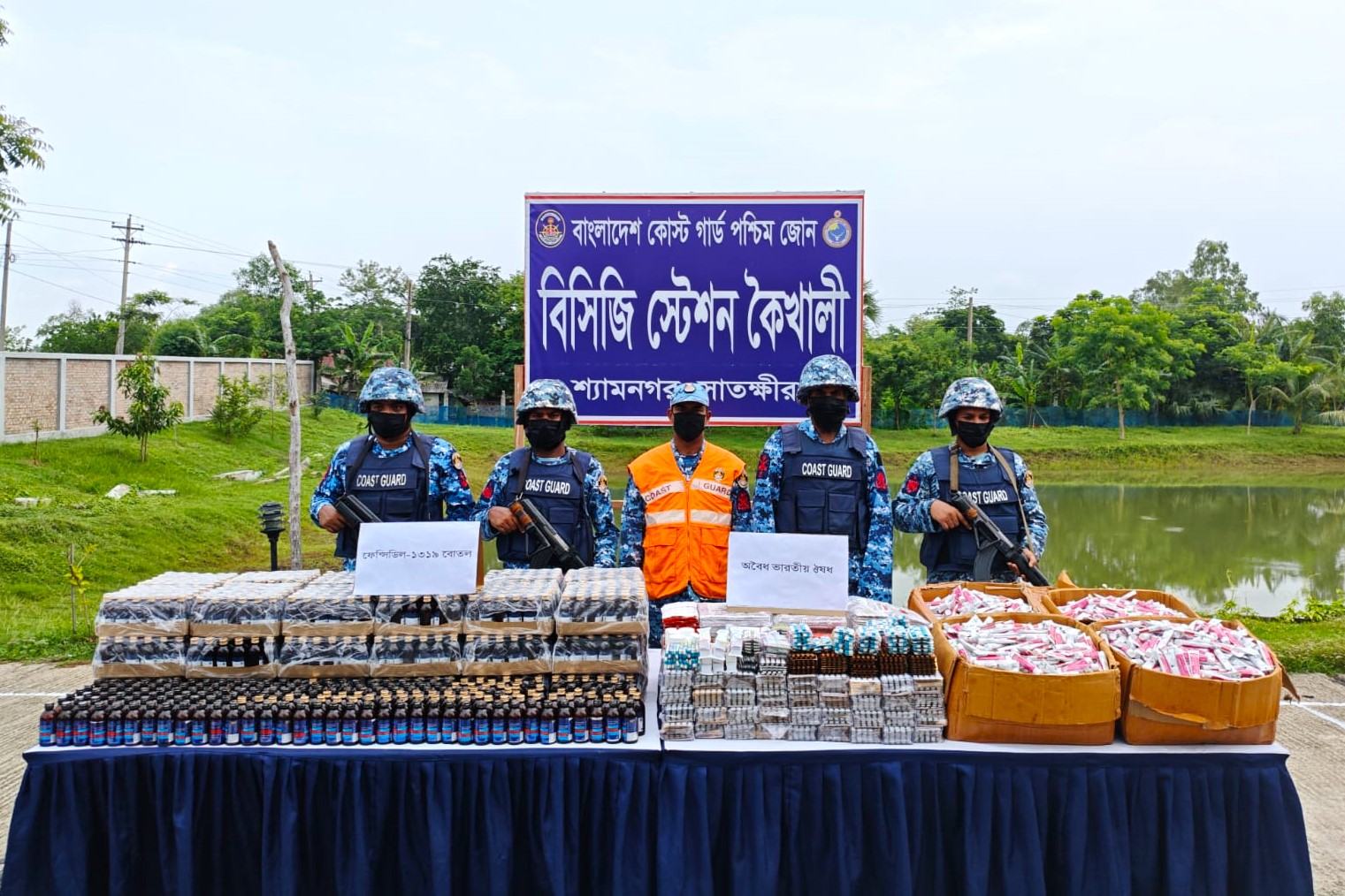 শ্যামনগরে বিপুল পরিমানে মাদকদ্রব্য ও ভারতীয় ঔষধ জব্দ