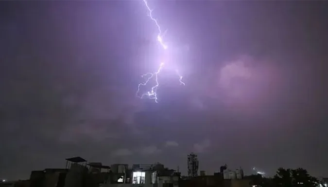 রাতে ঢাকাসহ ২০ জেলায় বজ্রবৃষ্টির আভাস