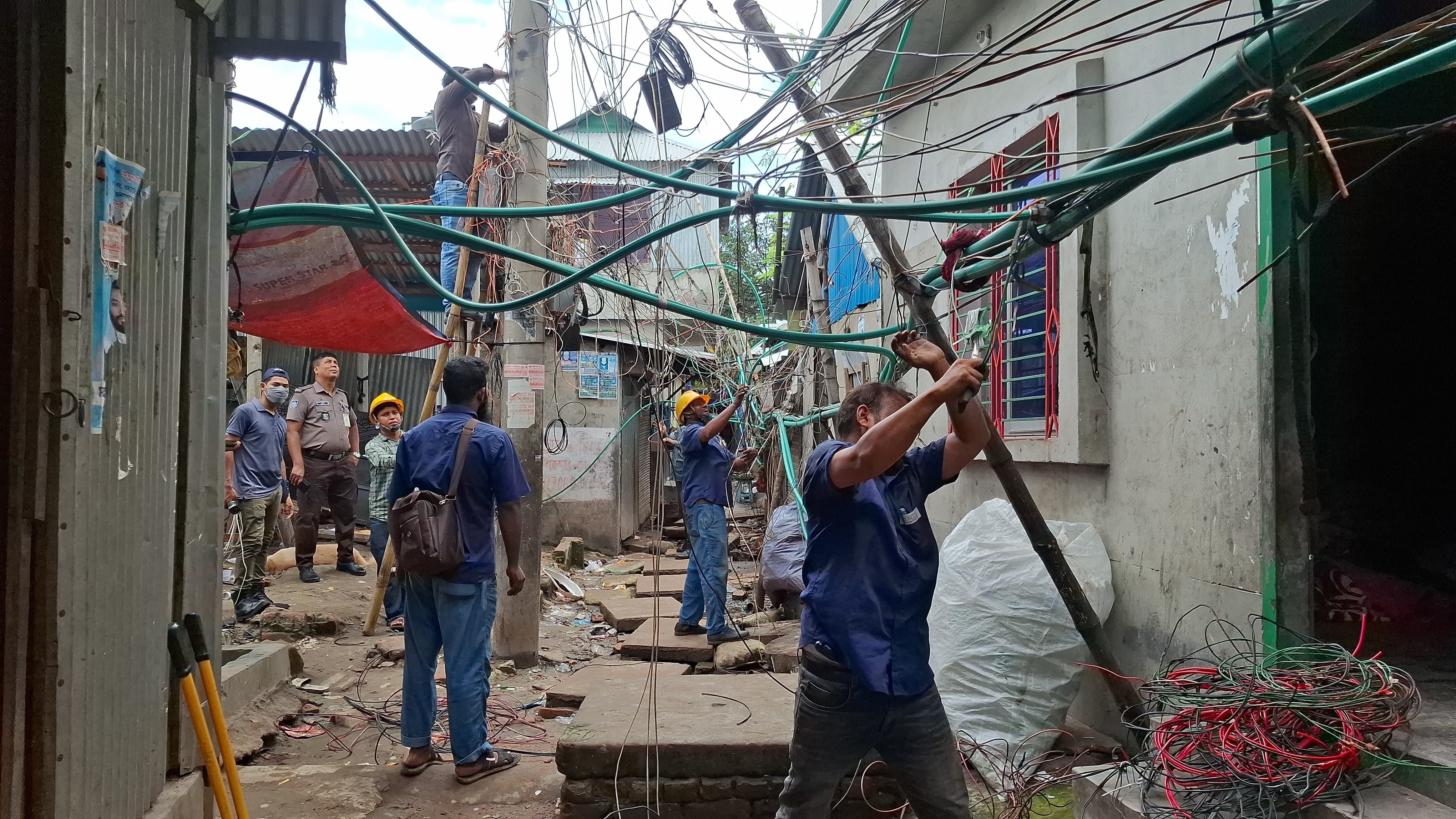 টঙ্গী হাজীর মাজার বস্তিতে মাদকের আখড়ায় অবৈধ বিদ্যুৎ-ইন্টারনেট সংযোগ বিচ্ছিন্ন২