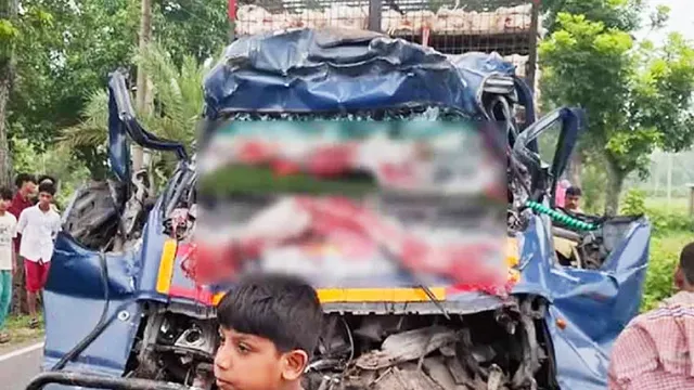 টাঙ্গাইলে দাঁড়িয়ে থাকা ট্রাকে পিকআপের ধাক্কা, নিহত ৪; গুরুতর আহত ১