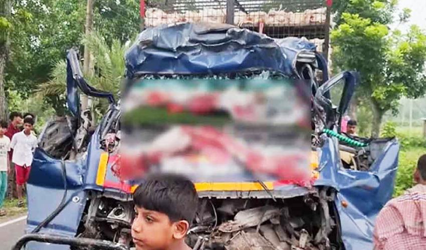 টাঙ্গাইলে দাঁড়িয়ে থাকা ট্রাকে পিকআপের ধাক্কা, নিহত ৪; গুরুতর আহত ১