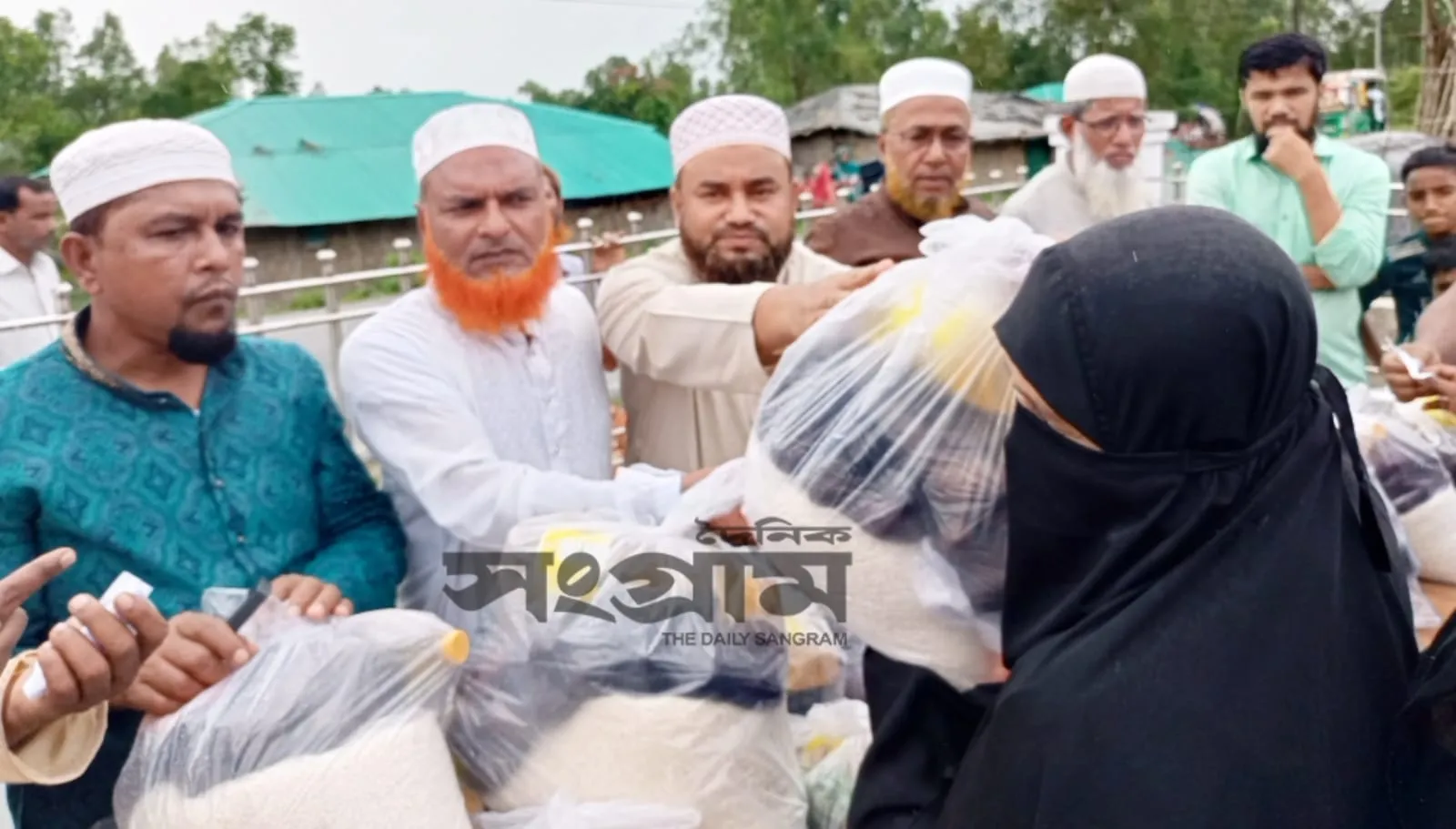 মাতামুহুরীতে বন্যায় ক্ষতিগ্রস্তদের মাঝে জামায়াতের খাদ্যসামগ্রী বিতরণ