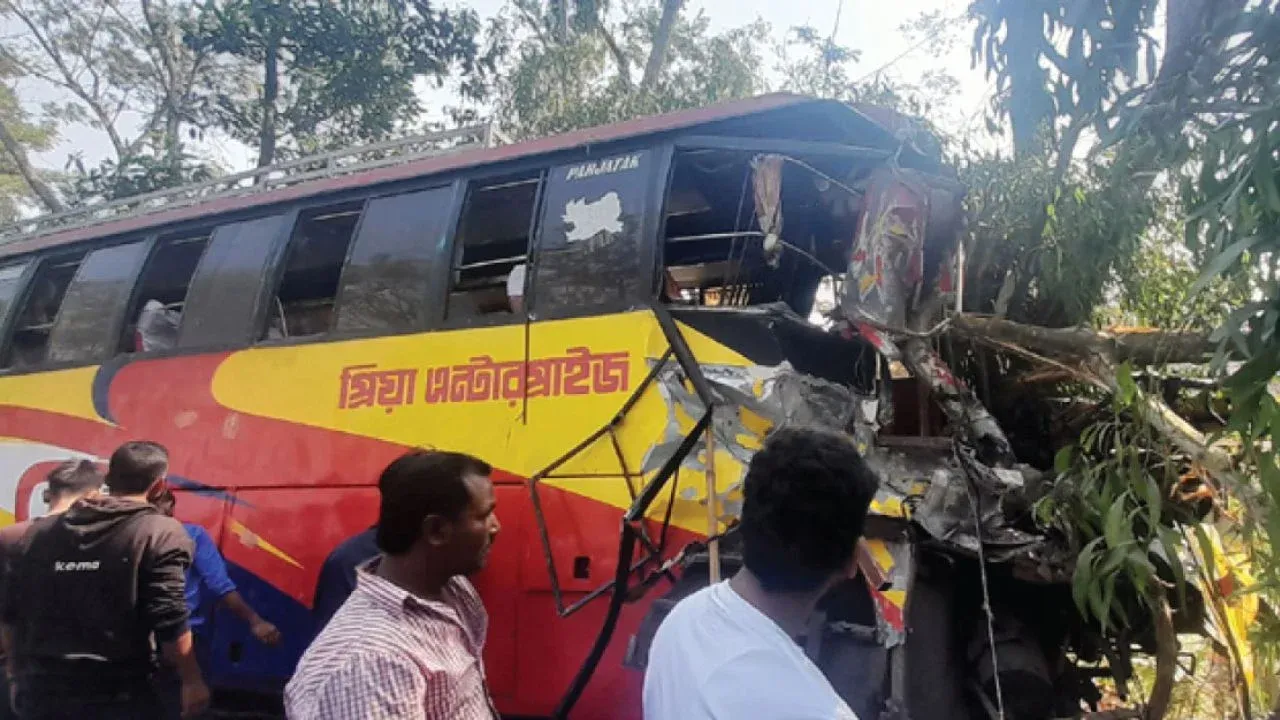 বরিশালের উজিরপুরে দুটি পরিবহনের মুখোমুখি সংঘর্ষ, আহত ৩০