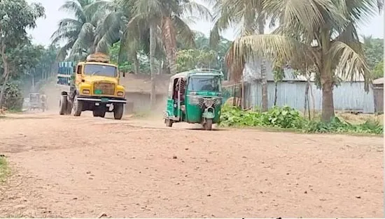 সড়ক খুঁড়ে উধাও ঠিকাদার যাতায়াতে চরম দুর্ভোগ