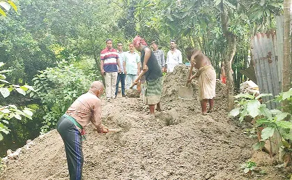 সরিষাবাড়ীতে মোনারপাড়া গ্রামের ক্ষতিগ্রস্ত রাস্তা সংস্কার