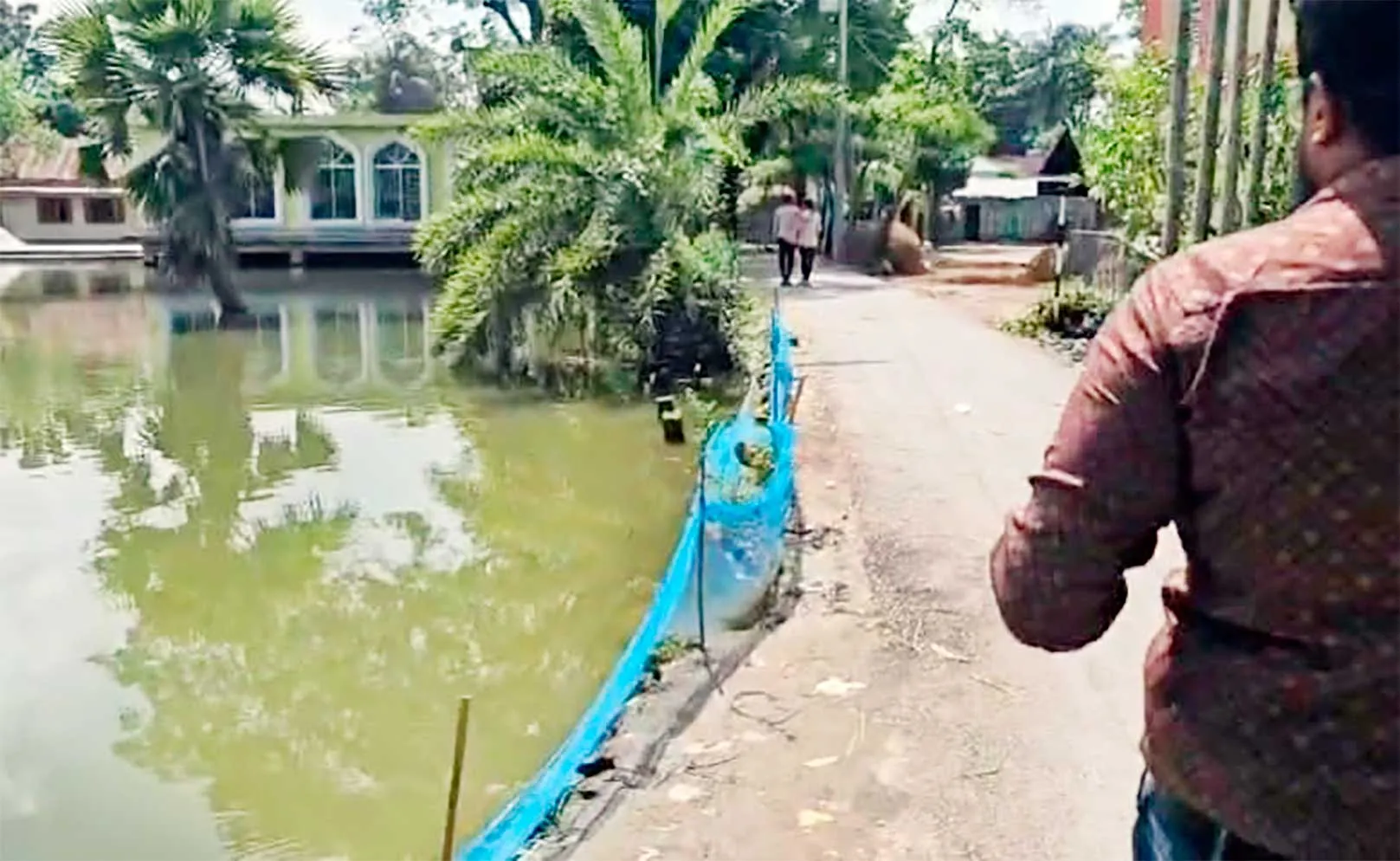 মুরাদনগরে সড়কের ধার ঘেঁষে পুকুর খননে ভাঙছে রাস্তা