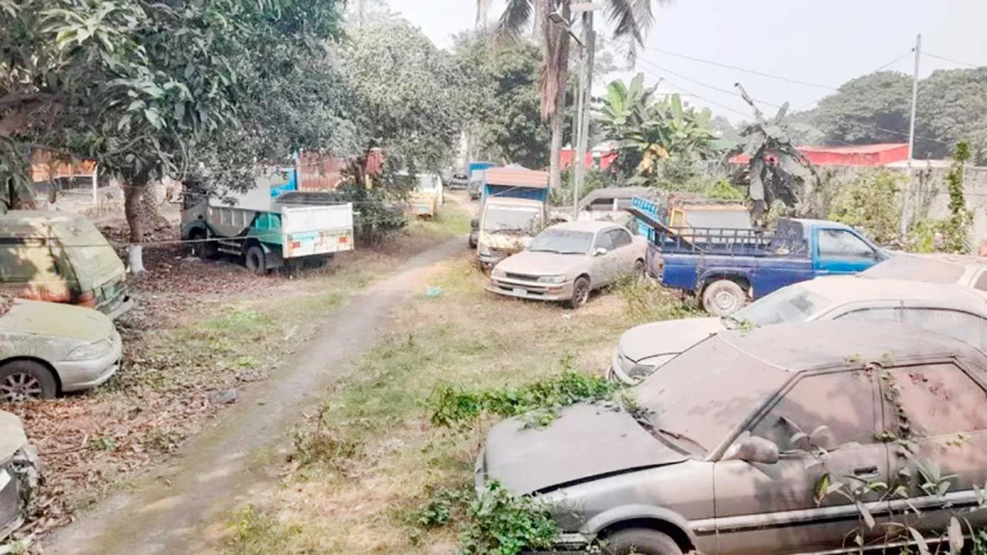 দাউদকান্দি মডেল থানা চত্বরে নষ্ট হচ্ছে শতশত গাড়ি