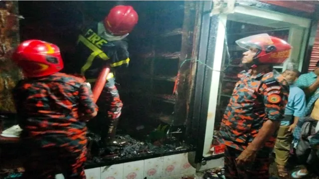 যশোর বড়বাজারে অগ্নিকাণ্ডে চার দোকান পুড়ে ছাই, কোটি টাকার ক্ষয়ক্ষতির আশঙ্কা