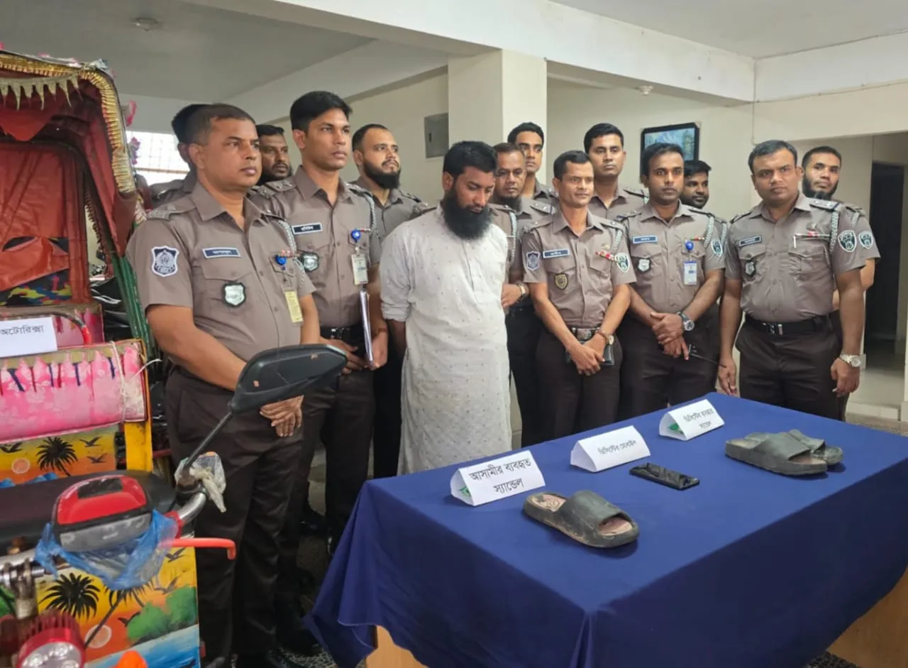 মানিকগঞ্জে ভাঙা সড়কে রিক্সায় ঝাঁকুনিকে কেন্দ্র করে যাত্রীর হাতে চালক খুন, গ্রেফতার -১
