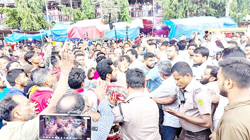 গতকাল শনিবার গুলিস্তান এলাকায় বাংলাদেশ জামায়াতে ইসলামীর মিছিলে বিএনপি কর্তৃক হামলার প্রতিবাদে নেতাকর্মীদের বিক্ষোভ করতে দেখা যায়                                            -সংগ্রাম