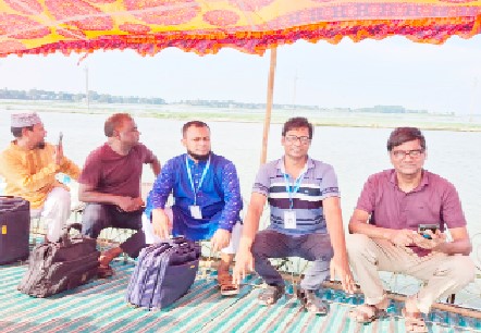 মিঠামইন হাওড়ের ট্রলারে লেখক ও তার সহকর্মীবৃন্দ।