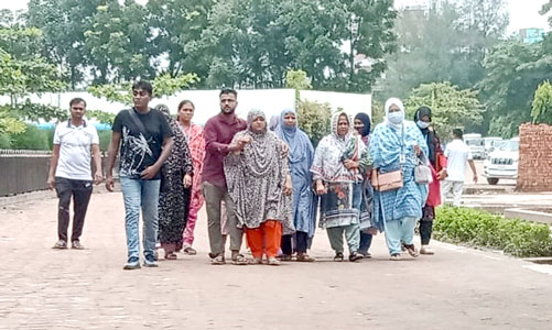 বিমান বিধ্বস্তের ঘটনায় নিখোঁজ থাকা সন্তানের ব্যাপারে খোঁজ নিতে মাইলস্টোন স্কুল এন্ড কলেজে আসেন কয়েকজন অভিভাবক। ছবিটি গতকাল বৃহস্পতিবার তোলা	-সৈয়দ নয়ন