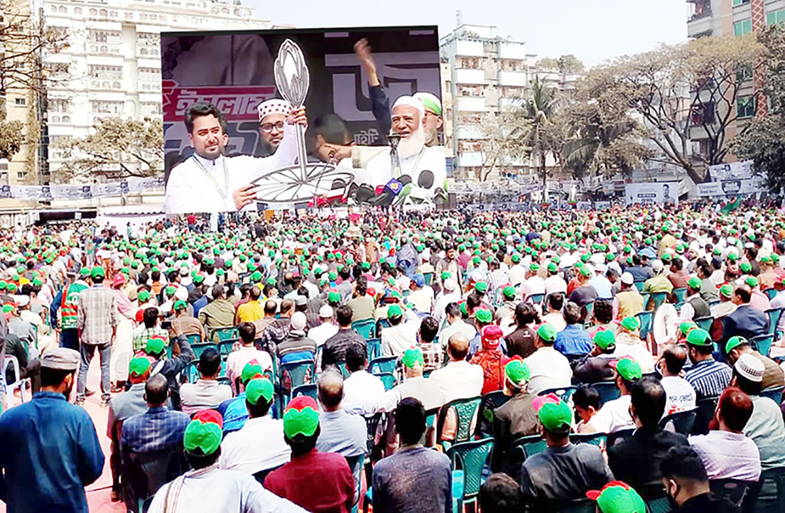 ত্রয়োদশ জাতীয় সংসদ নির্বাচন উপলক্ষে গতকাল রোববার রাজধানীর মেরুল বাড্ডার ডিআইটি মাঠে ঢাকা-১১ আসনে ১১ দলীয় নির্বাচনী ঐক্যের জনসভায় নাহিদ ইসলামের হাতে শাপলাকলি তুলে দেন বাংলাদেশ জামায়াতে ইসলামীর আমীর ডা. শফিকুর রহমান	-সৈয়দ নবীউল ইসলাম নয়ন
