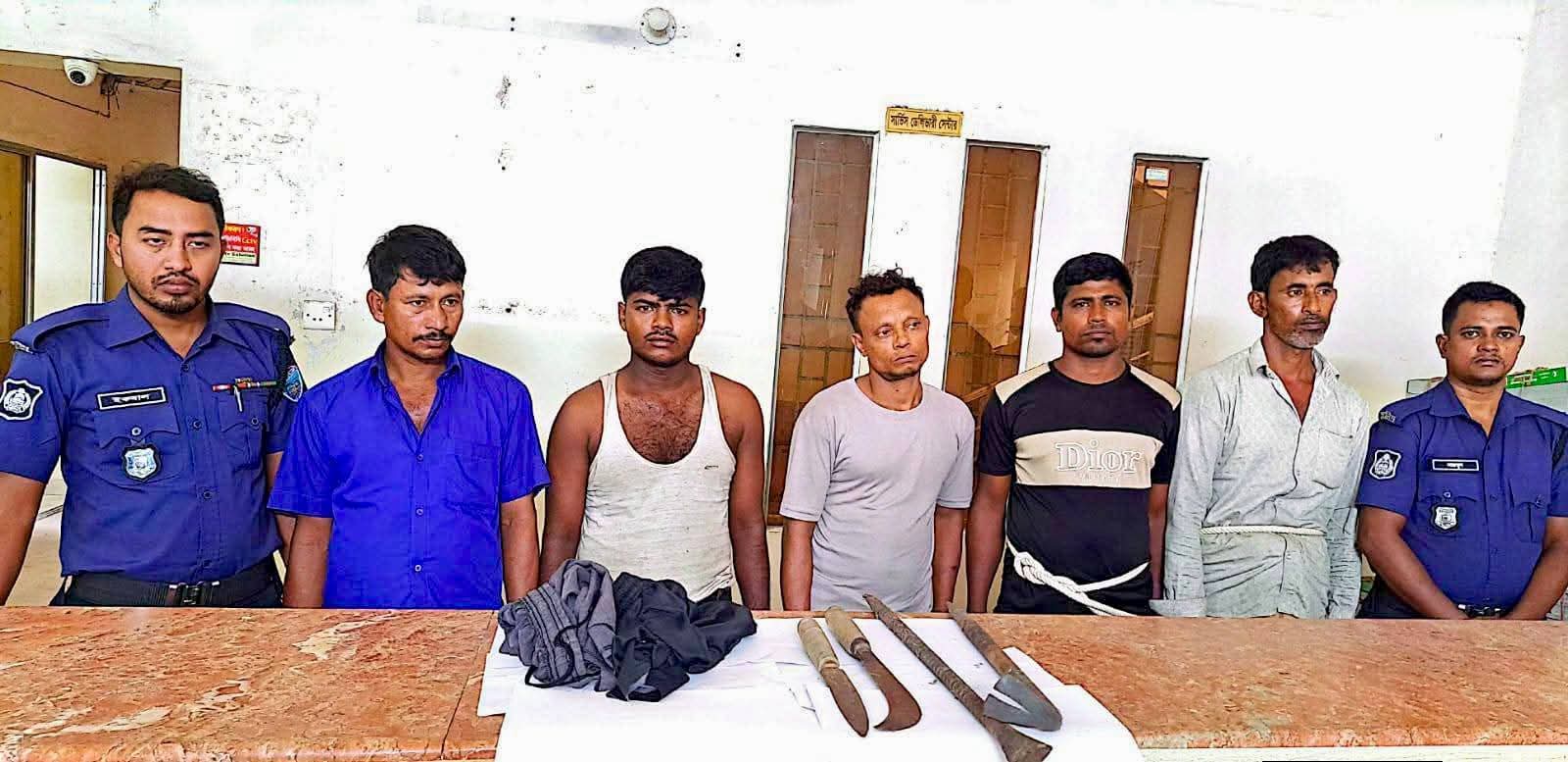 গ্রেফতারকৃত ডাকাত দলের সদস্য:​ আইয়ুব আলী (৪২),​ ইব্রাহিম সোহেল (২৭), ​আবু হানিফ (২৯), ​সাইফুল ইসলাম (২০), ​নাজিম উদ্দিন (৪৮)।