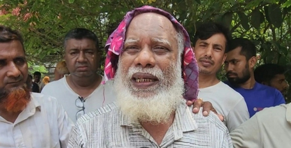 ভয়াবহ সড়ক দুর্ঘটনায় নিহত নাতির জন্য অপেক্ষারত নানা পিয়ার আলী