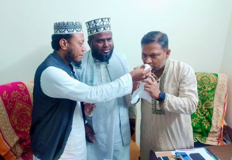 কুষ্টিয়া সদর আসনের বিজয়ী প্রার্থী মুফতি আমীর হামজা পরাজিত প্রার্থীকে মিষ্টি খাওয়াচ্ছেন