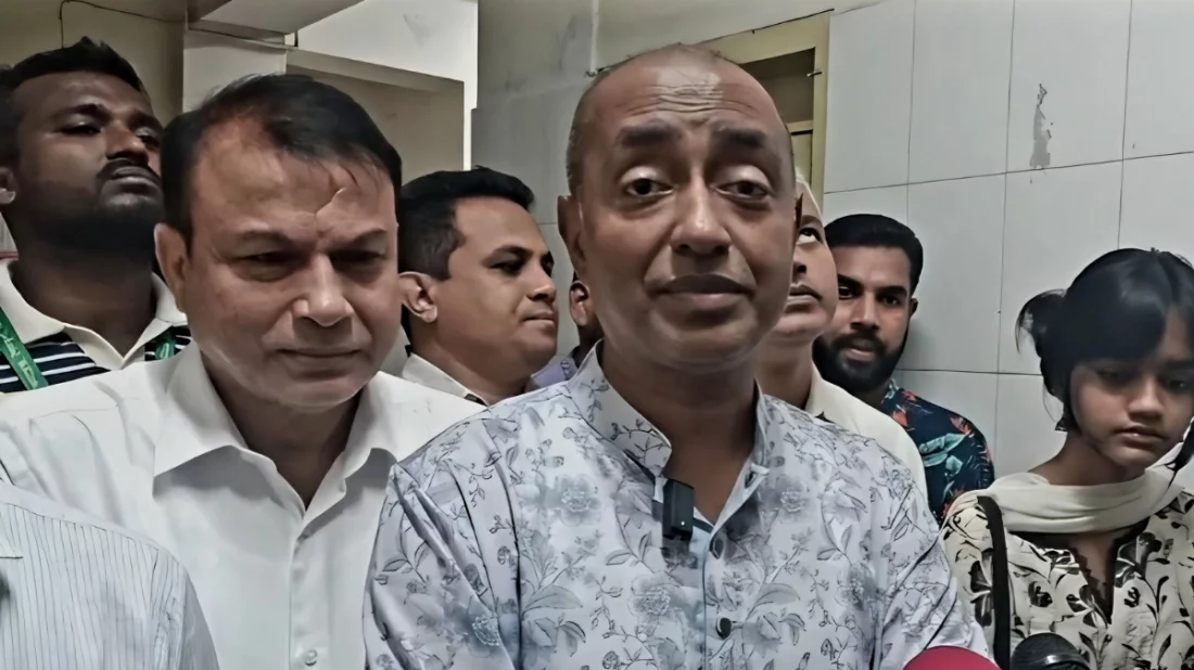 মঙ্গলবার (২৬ মে) সকালে ঝিনাইদহের শৈলকুপা উপজেলা স্বাস্থ্য কমপ্লেক্স পরিদর্শন শেষে সাংবাদিকদের সাথে কথা বলছেন আইনমন্ত্রী