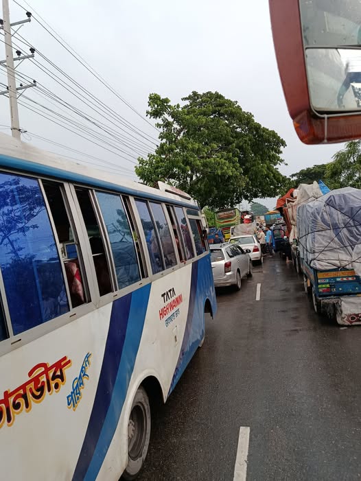 অবরোধে অটকে গাছে গাড়ি