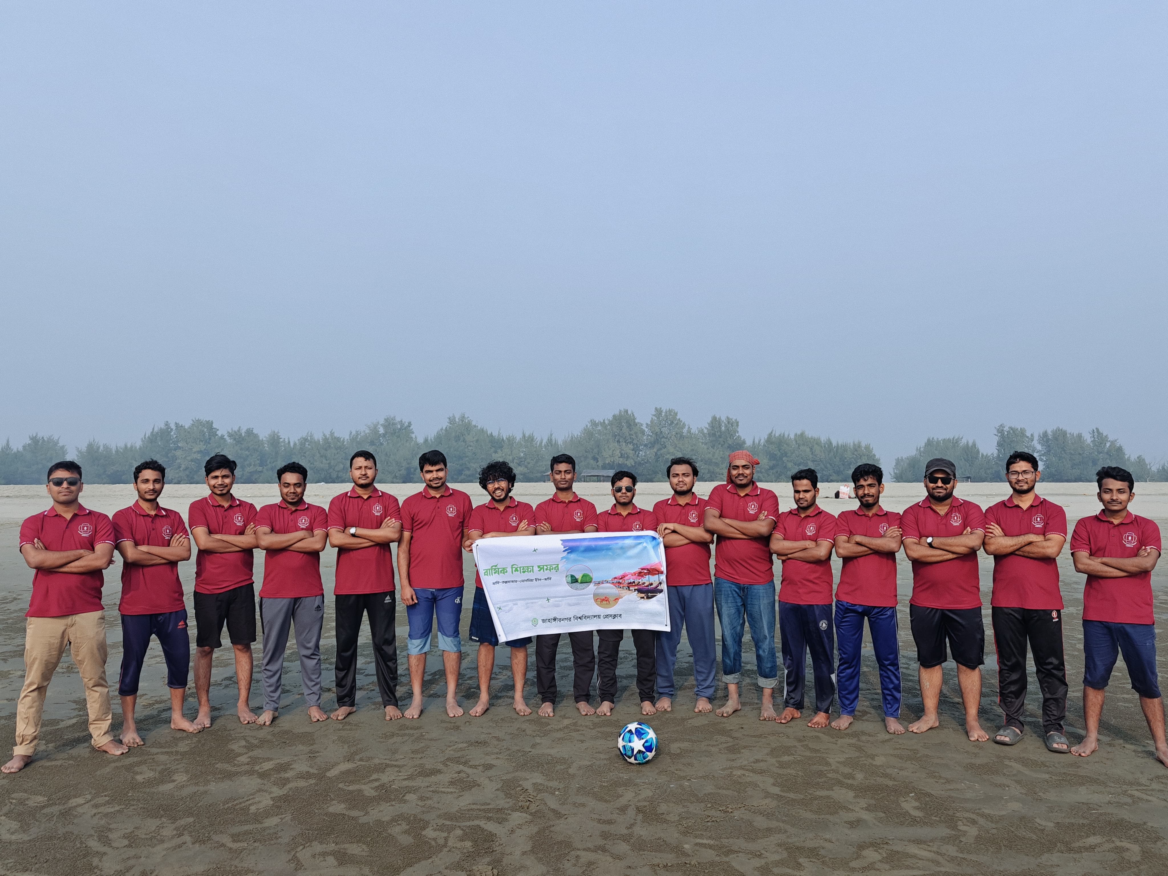 সোনাদিয়া দ্বীপে ভ্রমনার্থীদের সম্মিলিত ছবি: গোলাম মাহমুদ রাব্বী