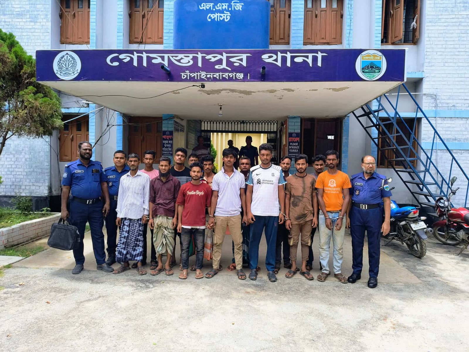 গোমস্তাপুরে হিরোইন, চোরাই গাড়ির যন্ত্রাংশ ও বৈদ্যুতিক তারসহ গ্রেপ্তারকৃত ১৩ জন।