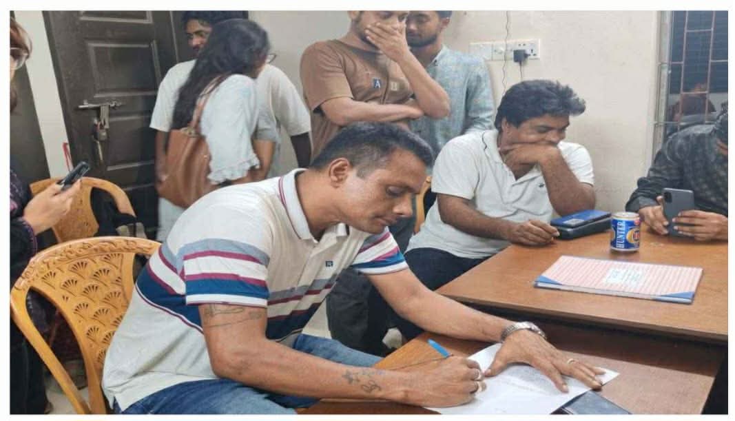 জাবিতে দুই নারী শিক্ষার্থীর গোপনে ছবি তোলার অভিযোগে আটক যুবদল নেতা দেবাশীষ চৌধুরী