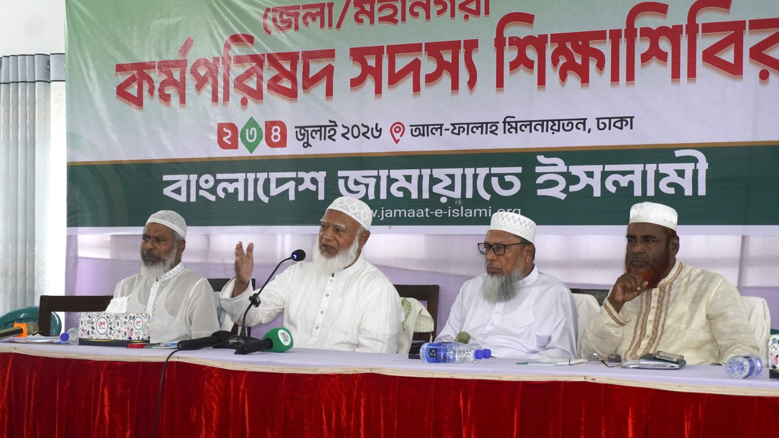 জামায়াতের জেলা/মহানগরী কর্মপরিষদ সদস্যদের শিক্ষা শিবিরের প্রধান অতিথির বক্তব্যে রাখছেন ডা. শফিকুর রহমান।
