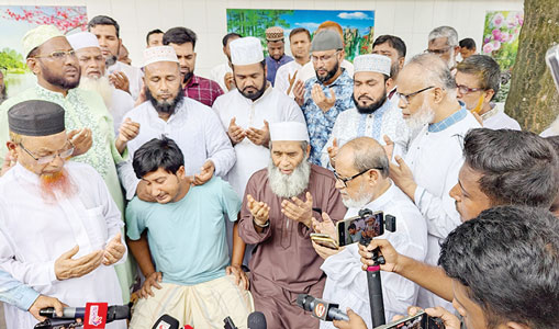 উত্তরা মাইলস্টোন স্কুলে মর্মান্তিক বিমান দুর্ঘটনায় নিহত পরিবারের সদস্যদের সাথে গতকাল বুধবার সাক্ষাৎ করে নিহত শিক্ষার্থীদের মাগফিরাত কামনায় দোয়া করেন বাংলাদেশ জামায়াতে ইসলামীর নায়েবে আমীর ও সাবেক এমপি অধ্যাপক মুজিবুর রহমান	-সংগ্রাম
