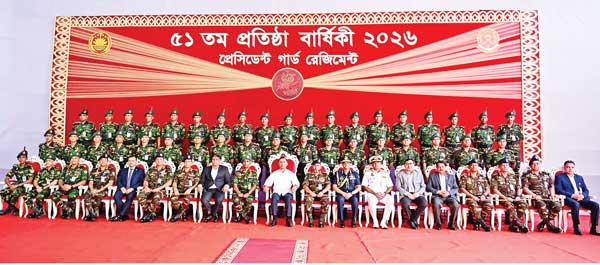 রোববার প্রধানমন্ত্রী তারেক রহমানের সাথে প্রেসিডেন্ট গার্ড রেজিমেন্টের ৫১ তম প্রতিষ্ঠাবার্ষিকী উপলক্ষে ঢাকা সেনানিবাসে পিজিআর সদর দপ্তরে বাহিনীর কর্মকর্তাগণ ও জিওসিরা ফটোসেশনে অংশ নেন-পিআইডি