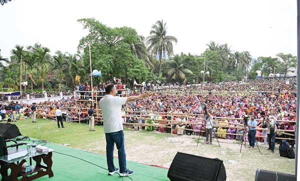 প্রধানমন্ত্রী তারেক রহমান গতকাল সোমবার যশোরের শার্শা উপজেলার উলসী খাল (জিয়ার খাল) পুনঃখনন কাজের উদ্বোধন শেষে আয়োজিত সুধী সমাবেশে বক্তব্য দিচ্ছেন