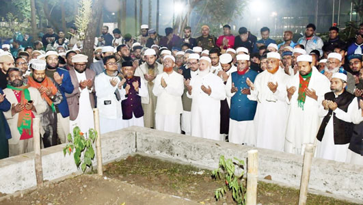 গতকাল রোববার ফজর নামাযের পর দলীয় নেতা কর্মীদের সাথে নিয়ে ঢাকা বিশ^বিদ্যালয়ের কেন্দ্রীয় মসজিদের পাশে ইনকিলাব মঞ্চের মুখপাত্র শহীদ শরিফ ওসমান হাদীর কবর জিয়ারত করতে যান বাংলাদেশ জামায়াতে ইসলামীর আমীর ডা. শফিকুর রহমান	-সংগ্রাম