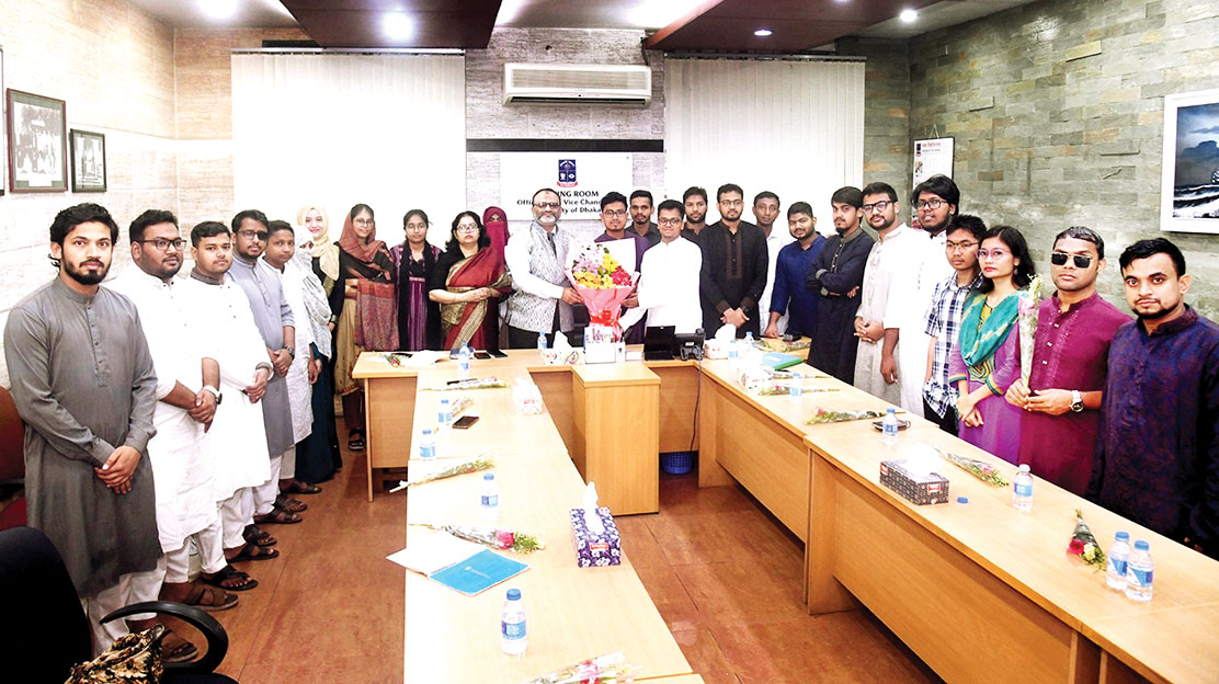গতকাল রোববার ঢাকা বিশ্ববিদ্যালয় কেন্দ্রীয় ছাত্র সংসদের (ডাকসু) কার্যনির্বাহী পরিষদের প্রথম সভায় ডাকসুর সভাপতি ভিসি অধ্যাপক নিয়াজ আহমদ খান, নবনির্বাচিত কমিটিকে ফুল দিয়ে বরণ করে নেন	-সংগ্রাম