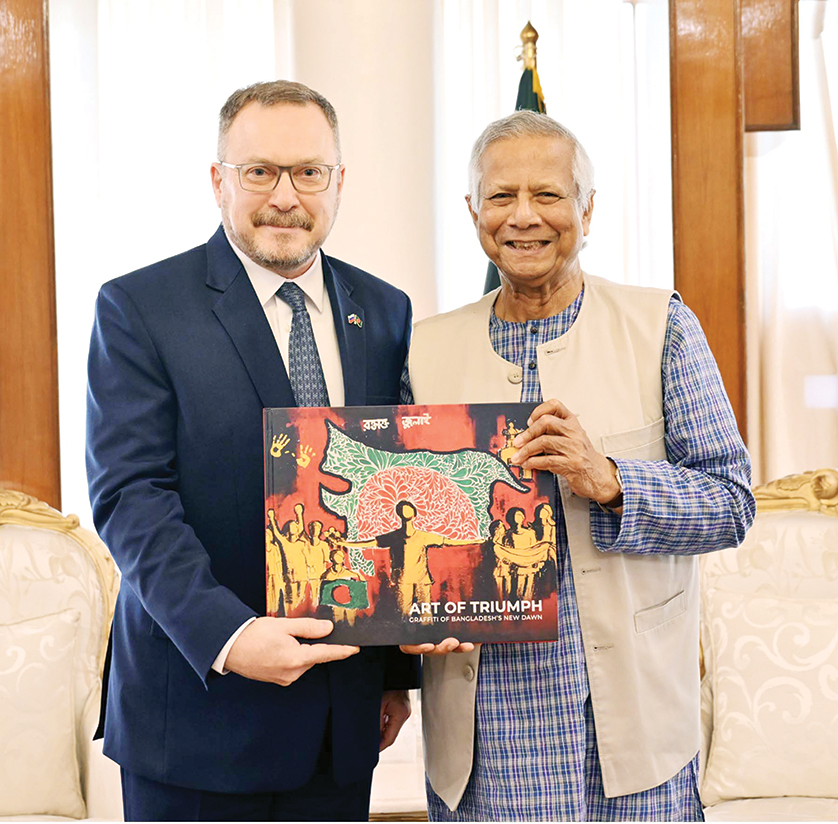 প্রধান উপদেষ্টা প্রফেসর মুহাম্মদ ইউনূস গতকাল মঙ্গলবার ঢাকায় রাষ্ট্রীয় অতিথি ভবন যমুনায় বাংলাদেশে রাশিয়ার রাষ্ট্রদূত আলেকজান্ডার গ্রীগোরিয়েবিছ খোজিন-এর সাক্ষাৎ শেষে তাকে জুলাই অভ্যুত্থানের পরে বাংলাদেশী শিক্ষার্থীদের আঁকা দেয়ালচিত্রের ওপর প্রকাশিত আর্ট অফ ট্র্যিয়াম্ফ বই উপহার দেন ।	-পিআইডি