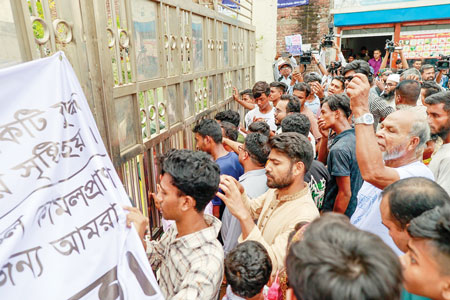 বিমান দুর্ঘটনা কবলিত উত্তরা মাইলস্টোন স্কুল এন্ড কলেজের সামনে উৎসুক জনতার ভিড়। ছবিটি গতকাল বুধবার তোলা	-সংগ্রাম