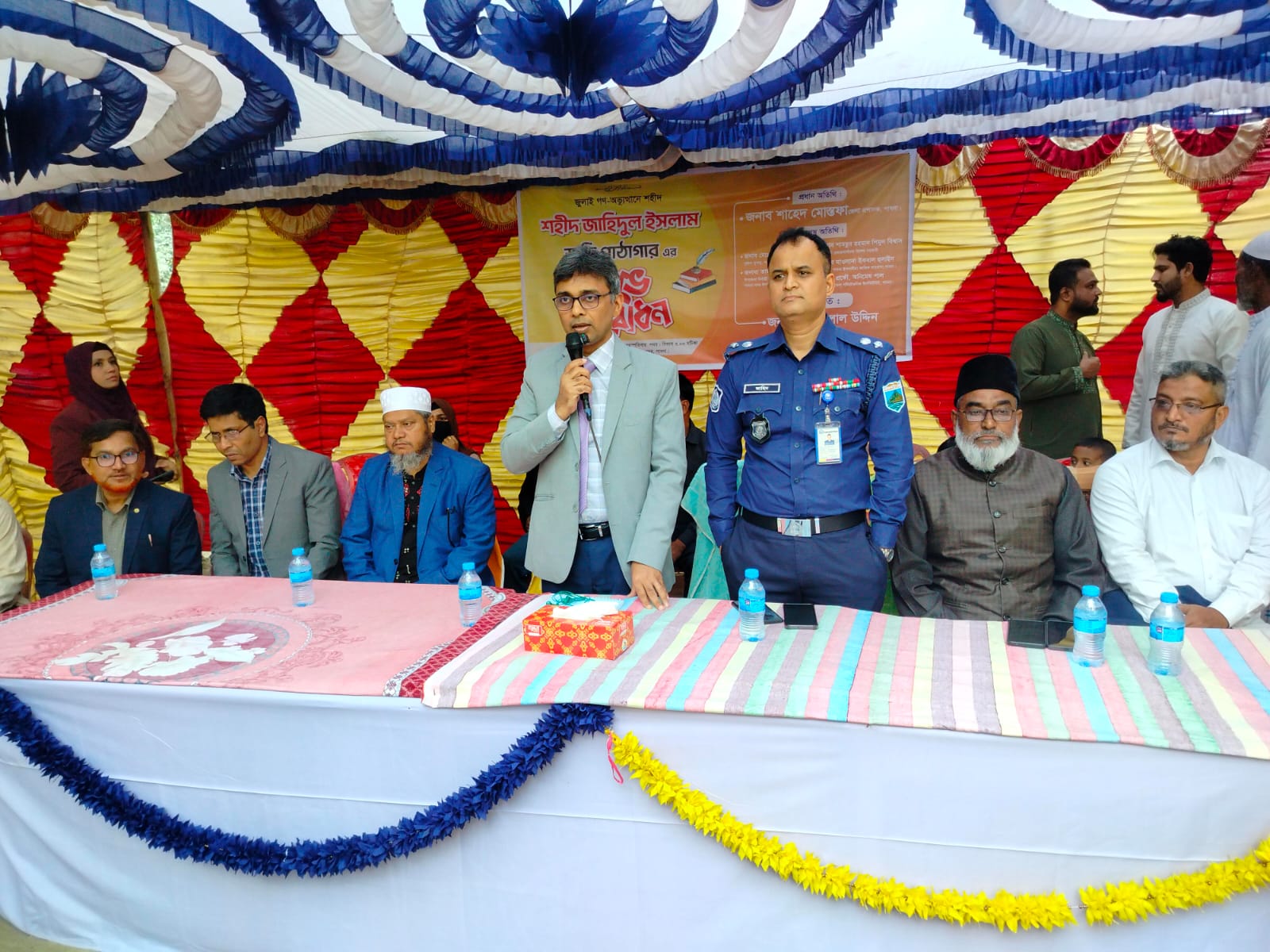 পাবনায় শহিদ জাহিদুল ইসলাম স্মৃতি পাঠাগার উদ্বোধনী অনুষ্ঠানে প্রধান অতিথির বক্তব্য রাখছেন জেলা প্রশাক শাহেদ মোস্তফা।