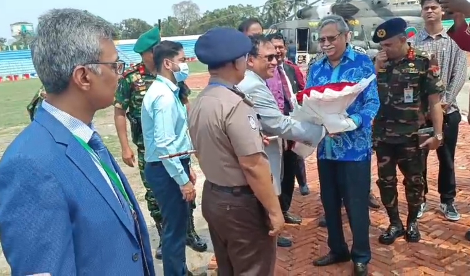 ক্যাপশন: পাবনায় পৌঁছার পর রাষ্ট্রপতি মো: সাহাবুদ্দিন কে ফুল দিয়ে বরণ করে নেয়া হয়। শনিবার দুপুরে পাবনা স্টেডিয়ামে।