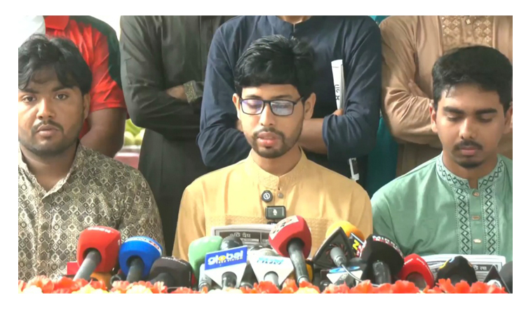 শনিবার সকালে বিশ্ববিদ্যালয়ের বুদ্ধিজীবী চত্বরের সামনে সংবাদ সম্মেলনের মাধ্যমে ইশতেহার ঘোষণা করা হয়।