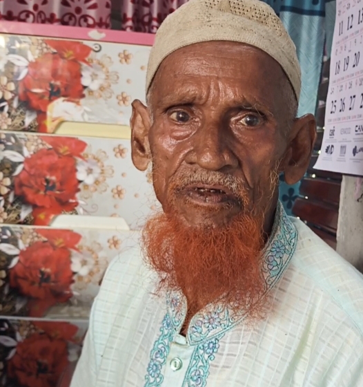 মোঃ দাউদ আলী গাজী (৮৫) পেশায় একজন বনজীবী।